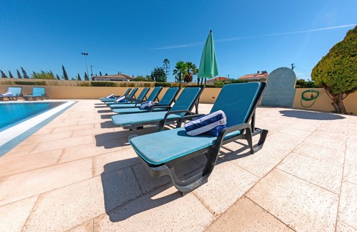 Quarteira Villa | Stunning Villa with Heated Pool, Garden, BBQ, and Wi-Fi Included!