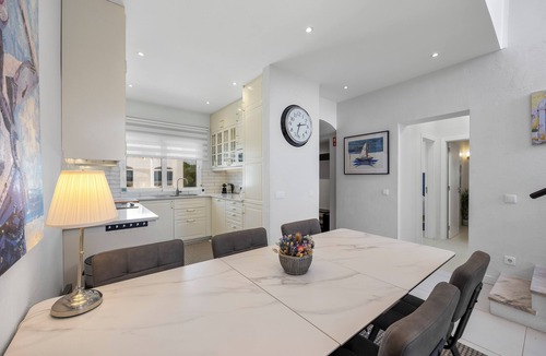Calicos Apartment | Stunning Windmill Hill apt B15 with panoramic sea views close to beach and town