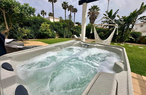 Carvoeiro Villa | Stylish Garden Villa Hot Tub Fireplace Wi-Fi