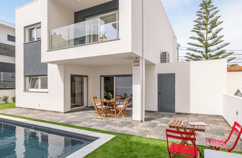 Charneca de Caparica e Sobreda House | Summer house with pool & garden, 5m ride to Caparica beach