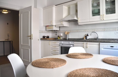 Linda A Velha Apartment | Sunny 2-Bed Apartment 10 min to Lisbon | Jamor Park View | Private Parking