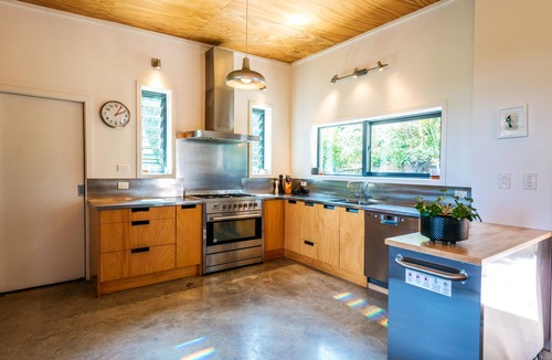 Ostend House | Te Kohanga (The Nest) with spa and car*