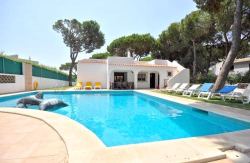Quarteira Villa | The villa is simply and traditionally furnished and is on one level with a large