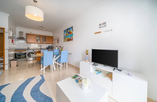 Alporchinhos Apartment | Vacation Home 'Pikachu House' with Sea View, Wi-Fi, and Air Conditioning