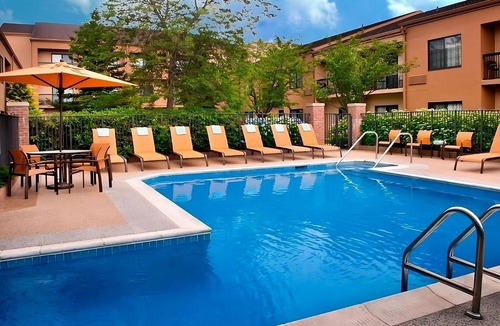 Middletown Hotel | Vacation Starts Here! Near Newport State Airport, w/Pool, Pets are Allowed Here