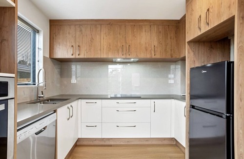 Mangere Villa | Ventura Delight Townhouse with Parking and Patio