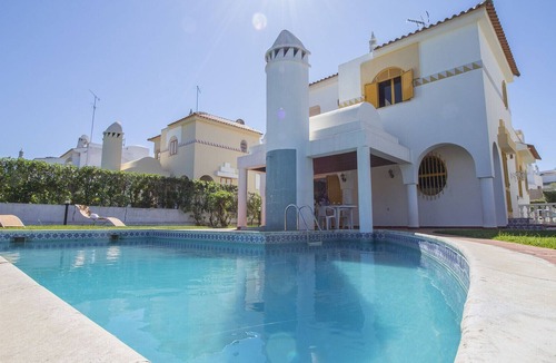 Quarteira Villa | Villa Alda | 4 Bedrooms with Pool | Old Village | Vilamoura