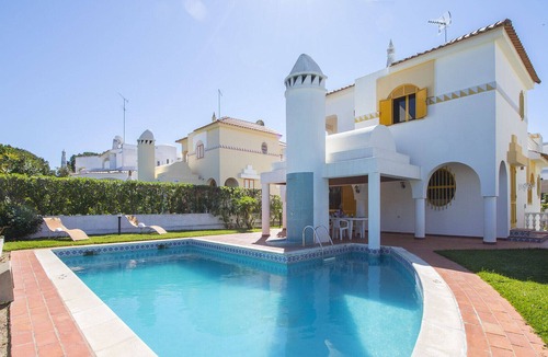 Quarteira Villa | Villa Alda | 4 Bedrooms with Pool | Old Village | Vilamoura