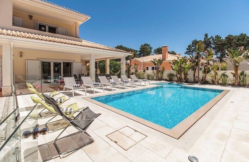 Verdizela Villa | Villa Amendoa - Modern 5-bedroom child-friendly holiday villa near Fonte da Telha beach, with a fenced private swimming pool, BBQ, and table tennis