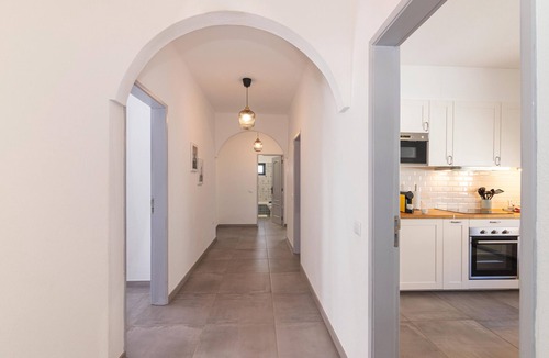 Portimao Villa | Villa 'Casa Das Laranjeiras - Portimao' with Mountain View, Private Garden and Wi-Fi