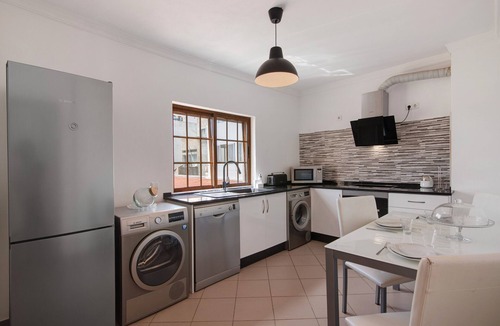 Loule Villa | Villa 'Casa Gomes Guerreiro' with Private Terrace, Wi-Fi and Air Conditioning
