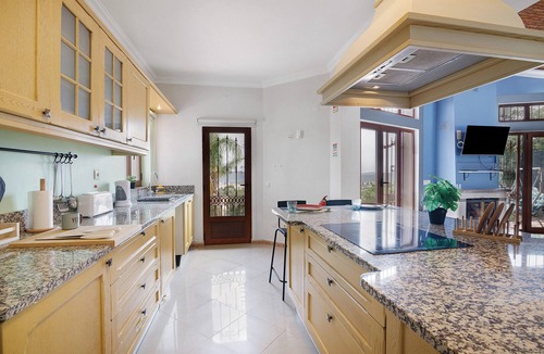 Campina Villa | Villa 'Casa Miradouro' with Sea View, Shared Pool and Air Conditioning