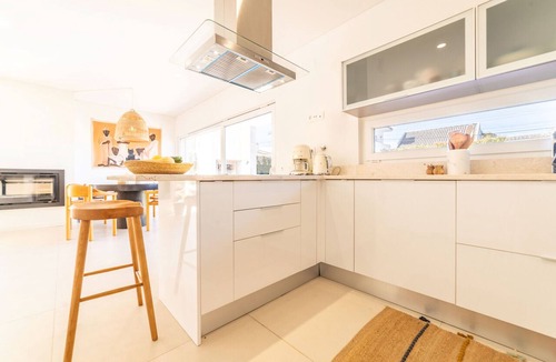 Charneca de Caparica e Sobreda Villa | Villa Ceyda - Contemporary vacation villa a few minutes from the best beaches in Portugal with private pool & close to Lisbon