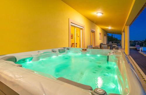 Lagoa e Carvoeiro Villa | Villa Golden Bay - com piscina aquecível e jacuzzi - Carvoeiro