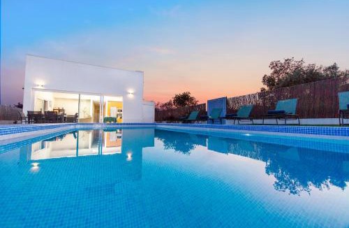 Estevais House | Villa Harmony - com piscina, BBQ e mesa ping-pong - Alcantarilha
