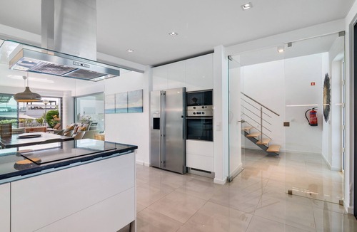 Correeira Villa | Villa 'Meluna' with Balcony, Wi-Fi and Air Conditioning