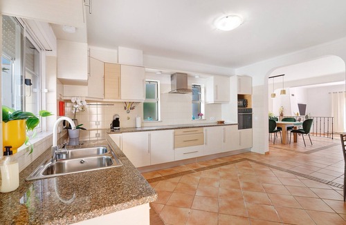 Quelfes Villa | Villa 'Modern in Olhao' with Mountain View, Wi-Fi and Air Conditioning