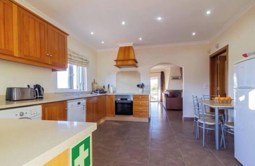 Vale do Telheiro Villa | Villa 'Peacehaven' with Mountain View, Wi-Fi and Air Conditioning