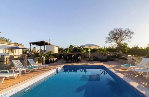 Vale do Telheiro Villa | Villa 'Peacehaven' with Mountain View, Wi-Fi and Air Conditioning