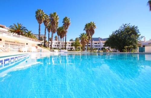 Montechoro Villa | Villa Saint Lucia - com acesso a piscina e BBQ em Albufeira