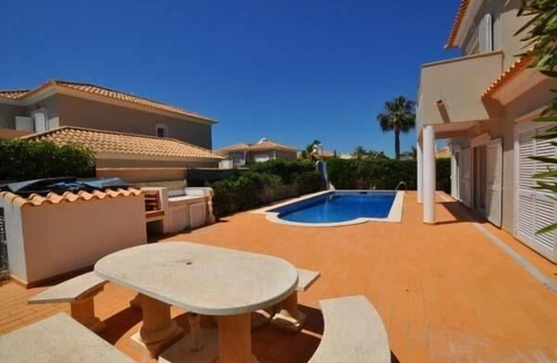 Vale do Garrao Villa | Villa Sunflower is a four bedroom villa for holiday rental located in Varandas do Lago in the Algarve. Varandas do Lago lies between Vale do Lobo and Quinta do Lago close to Ancao beach.