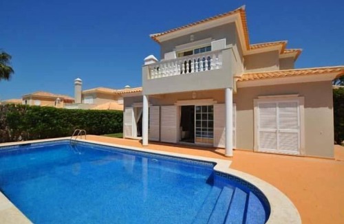 Vale do Garrao Villa | Villa Sunflower is a four bedroom villa for holiday rental located in Varandas do Lago in the Algarve. Varandas do Lago lies between Vale do Lobo and Quinta do Lago close to Ancao beach.