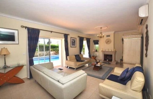 Vale do Garrao Villa | Villa Sunflower is a four bedroom villa for holiday rental located in Varandas do Lago in the Algarve. Varandas do Lago lies between Vale do Lobo and Quinta do Lago close to Ancao beach.