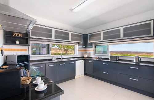 Tavira Villa | Villa 'Sunrise House' with Sea View, Jacuzzi, Pool, Wi-Fi and Air Conditioning