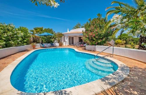 Monte Raposo Villa | Villa Sunshine - Escapadinha tranquila com piscina e BBQ em Armação de Pêra