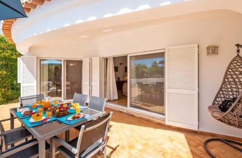 Monte Raposo Villa | Villa Sunshine - Escapadinha tranquila com piscina e BBQ em Armação de Pêra