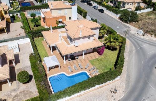 Montechoro Villa | Villa Tulipa by Algarve Holidays