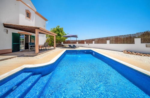 Monte Raposo Villa | Villa with Heatable Pool & BBQ in Alcantarilha