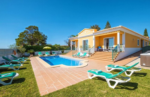 Olhos D'Agua Villa | Villa with heatable pool and jacuzzi in Albufeira