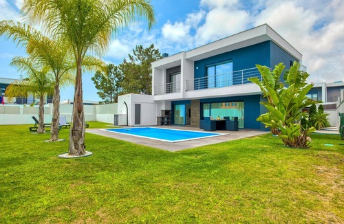 Corroios Villa | Vita Portucale|Chic Luxe Villa w/Saltwater Pool