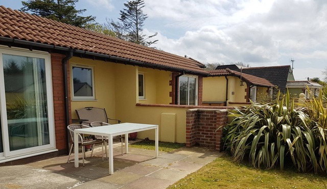 2 bed comfortable bungalow with garden, one dog allowed. 15 minutes to beach. in Bude