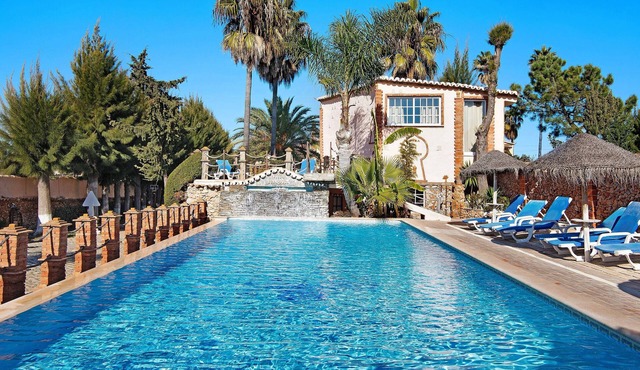 2-bed Holiday Apartment with Pool, Wi-Fi, Garden & Terrace