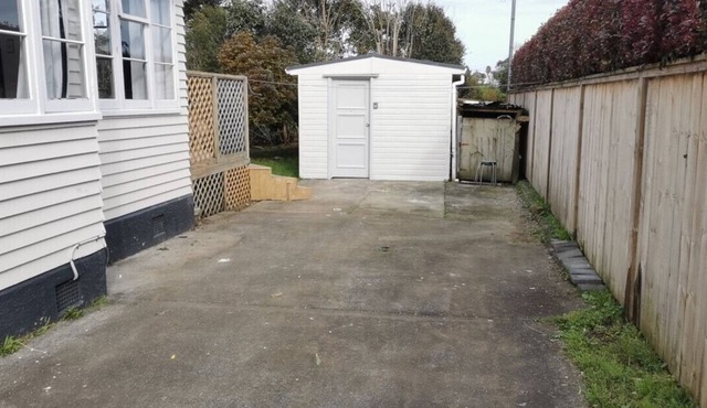 2 Double Bed Garden Chalet, 14 Phyllis St, Mt Albert, Auckland in Auckland