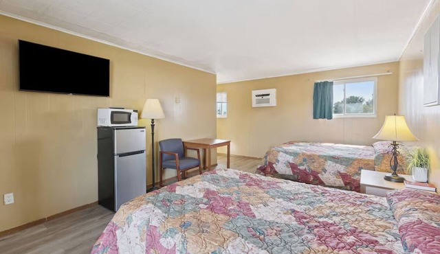 2 Group-Friendly Stays w/Comfortable Beds Near Local Zoo, w/Free Parking in Saginaw County