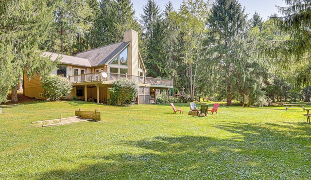 23 Mi to Mohican SP: Group-Ready Lodge w/Hot Tub in Brinkhaven
