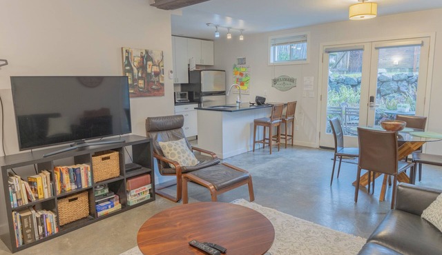 2bed-2bath Ballard Courtyard Apartment Walk to Old Ballard! Restaurants nearby! in Seattle