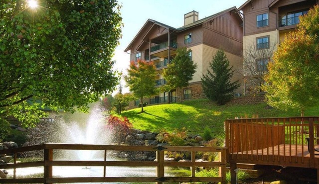 2Bed/2Bath - Smoky Mountains Retreat! Gorgeous Views, Pools, + More! in Sevierville