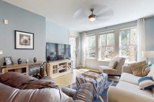 2nd-floor resort condo with balcony on-site pool golf tennis & beach access in Destin