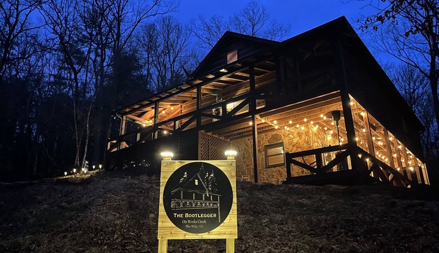 3/3 Sleeps 8, HotTub, Game Room, Fire Pit! Putting Green! Unbeatable Location! in Blue Ridge