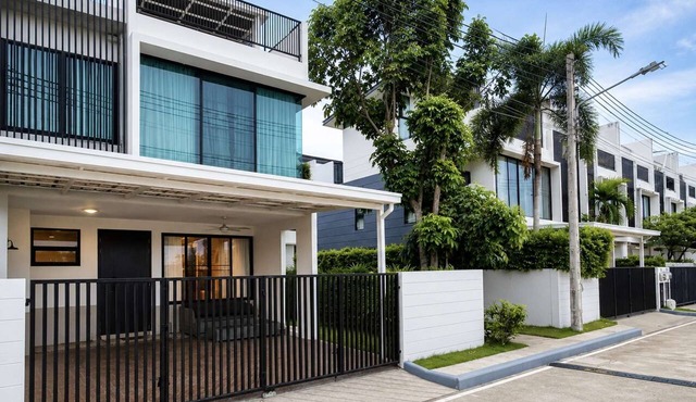 3BR Townhouse with Jacuzzi & Lake View |CapitalPro