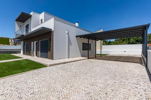 4 Bed Villa - Sleeps 8 - Pool - Garden - Parking