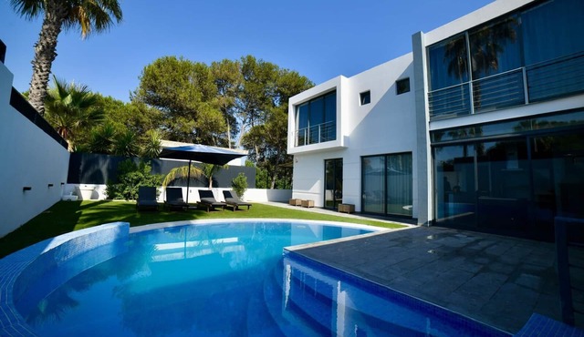 4-bedroom villa in enchanting Alvor with AC, Pool and barbecue area