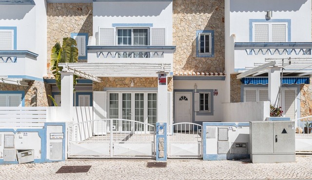 4-bedroom villa with patio, barbecue and air conditioning by AlgarveManta (11V4)