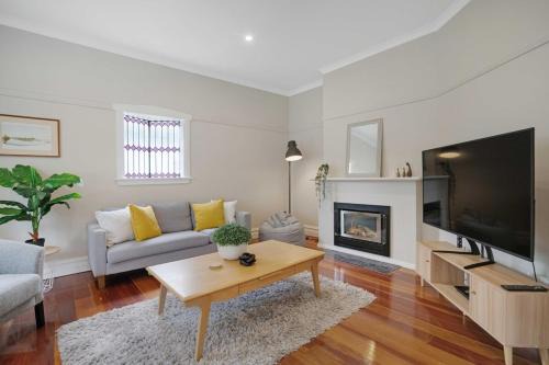 4 Car Parking Fireplace 3 BR 2 BA Work Space in Auckland