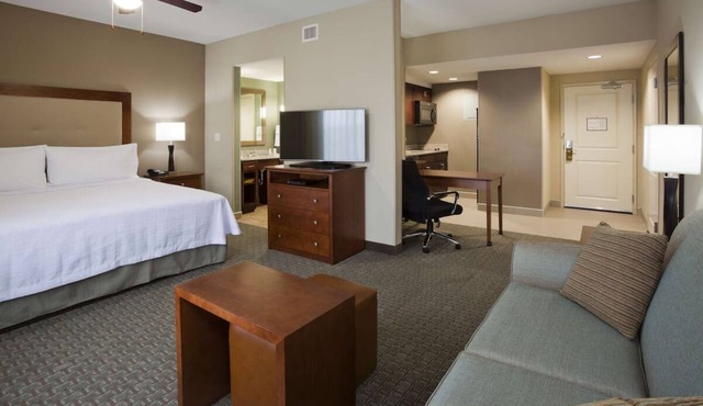 4 Comfortable Accommodation! Kitchen, Pet-Friendly, Indoor Pool! in Rochester