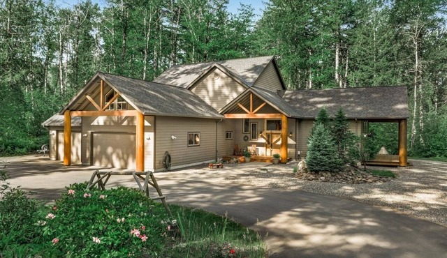 4000sqft, 1-acre Custom Cabin Retreat w Game Room, Hot Tub & Sauna @Mt Hood in Rhododendron